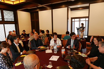 뉘일 자리 친구 만드는 日 ‘묘지 동창회’ 아시나요?