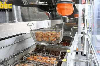 bhc, 튀김로봇 ‘튀봇’ 매장 전국 40곳으로 확대