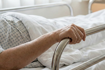 “치매 노인 묶지 말아야” 요양시설 ‘구속’ 지적 연구 나와