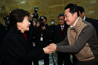 눈물 훔친 장동혁…단식 멈추게 한 박근혜의 말은