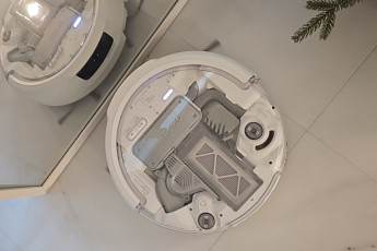 드론의 눈이 거실로… DJI 첫 로봇청소기 ‘로모 P’ 써보니