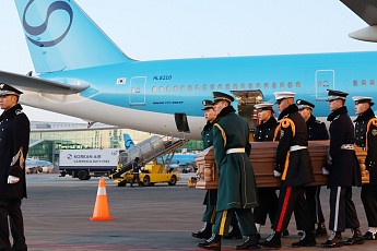 이해찬 전 총리 시신 인천공항 도착…총리·국회의장 등 영접