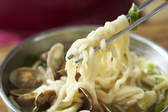 '2TV 생생정보' 오늘방송맛집- 가수 혜은이 추천! 칼국수ㆍ수제비 맛집 '일○'