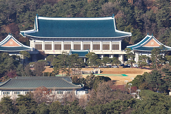 靑 “이 대통령 조폭연루설 허위 확인돼…언론사에 추후보도 요청”