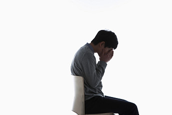 우울증·공황장애 치료가 필수⋯“빨리 병원 찾아야”[e건강~쏙]