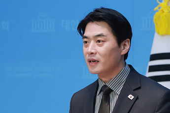 민주당 내 ‘합당 중단’ 요구 계속…“지선 후 결정하자”