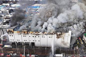 SPC삼립 시화공장서 대형 화재 발생...무인소방로봇 등 총출동 진화
