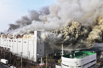 시흥 SPC삼립 시화공장 대형 화재 진화…8시간 만