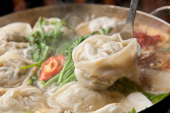 '2TV 생생정보' 오늘방송맛집- 결정적 한 수, 직접 빚은 엄마 손맛! 만두전골 맛집 '정○'