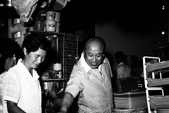 반세기를 버틴 저력… 담벼락 노점이 ‘강남의 부엌’이 되기까지 [영동시장 사람들➁]