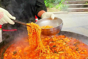 '2TV 생생정보' 오늘방송맛집- 가수 김동완 추천! 가평 솥뚜껑 닭볶음탕 맛집 '유○○'