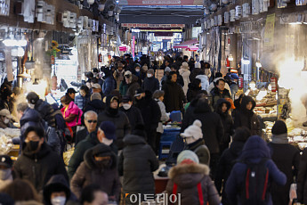 설날 준비로 분주한 경동시장... '어떤게 좋을까' [포토로그]