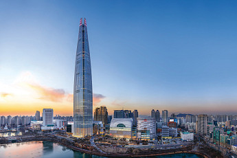 롯데, 일주일 새 6900억 실탄 조달...외형 확장 대신 '재무 방어' 집중