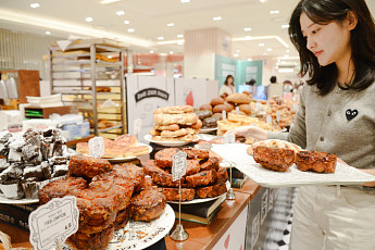 부산 한복판에 '프랑스 빵집'… 롯데백화점, 루브르 바게트 팝업 연다