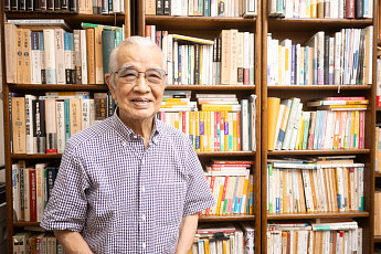 “먼저 죽을 수 없었다” 치매 아내 간병 90세 日 거장의 고백