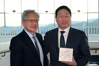 최태원, 젠슨황과 美서 ‘치맥’회동…HBM 공급 논의