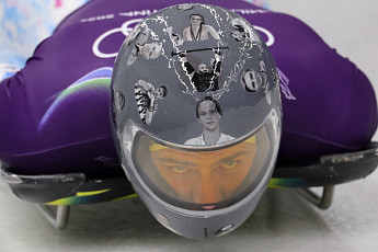 '전쟁 희생자 얼굴' 그려진 헬멧…IOC 