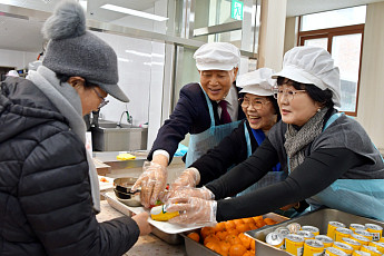 설 명절에 모은 ‘사랑의 모금함’…aT, 임직원 기부로 지역 나눔
