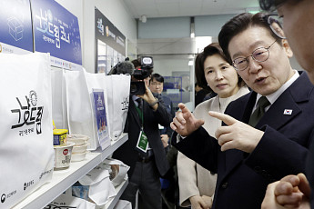 이 대통령, 충주 전통시장·무료 먹거리 현장 방문…그냥드림 “배고픈 사람 굶지 않게”