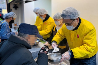 아성다이소,설 앞두고 탑골공원 취약계층에 무료 배식 지원
