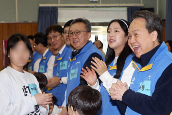진옥동 신한금융 회장, 신유빈과 설맞이 봉사…자립준비청년에 1억 기부