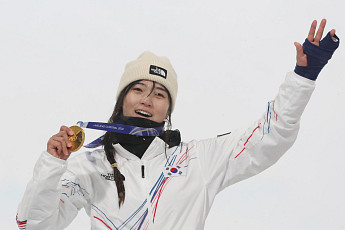최가온, 韓 첫 설상 금메달… ‘마지막 3차 런’ 승부수 통했다 [이슈크래커]