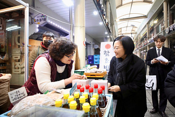한성숙 중기장관, 설 앞두고 포방터시장 방문…명절 물가·안전 점검