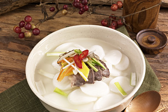 “떡국 한 그릇 더 주세요”…밥솥에서 빠진 쌀, 떡·가공식품으로 간다