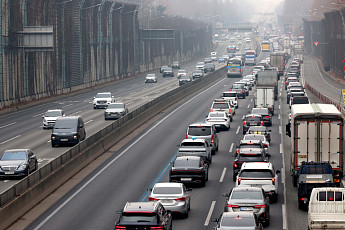 설날 귀경길 정체 지속⋯‘부산→서울 7시간 10분’