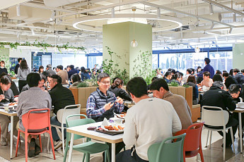 현대그린푸드, 깐부치킨•김호윤 셰프 등 ‘이색 협업’으로 구내식당 이용률↑