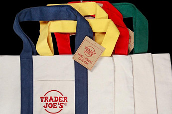 3달러의 사치?… 트레이더조 에코백, 왜 '가성비 명품'이 됐나 [이슈크래커]