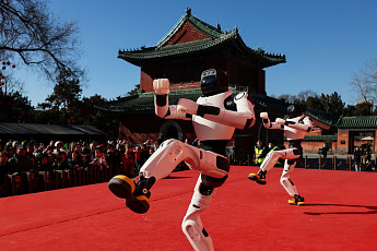 중국, ‘춤추는 로봇’으로 춘제 달궜지만…실수요 부재에 버블 우려