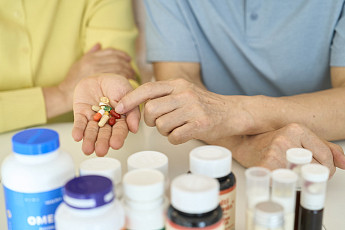 명절에 선물 받은 건강기능식품, 약과 함께 먹어도 될까? [e건강~쏙]