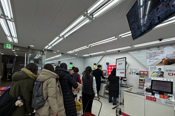 신학기 소비도 양극화...“비싼 가방은 백화점서” vs “소모성 학용품은 다이소에서”(르포)[K자 소비 올라탄 유통가]