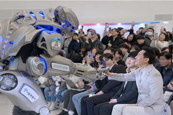 휴머노이드 17종 DDP에 총집결⋯완전 자율 로봇 '우치봇' 첫 공개