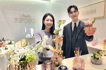 갤러리아百 “화사한 아크릴 소품으로 봄인테리어를”