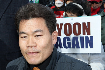 전한길, '李대통령·이준석 명예훼손' 구속영장 기각⋯