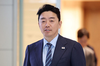 李친서 들고 '두쫀쿠' 건넨 강훈식  