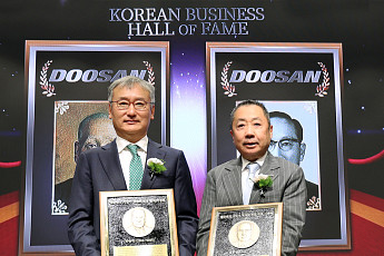 두산 박승직 창업주·박두병 초대회장, ‘기업가 명예의 전당’ 올라…父子 첫 동시 입성