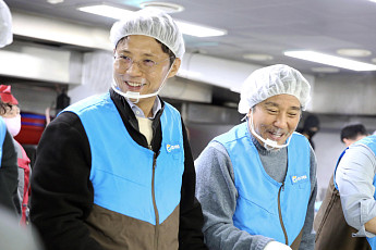 허서홍 GS리테일 대표·에드워드 리, 취약계층 대상 급식 봉사