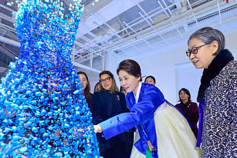 김혜경 여사, 정주영 창업회장 25주기 추모음악회 참석