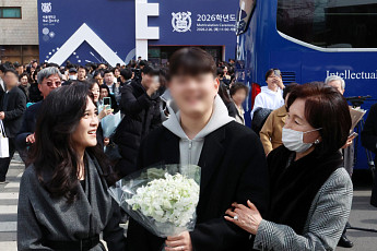 아들과 활짝…서울대 입학식서 포착된 이부진·홍라희