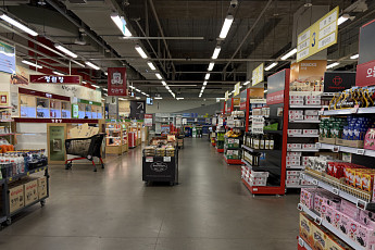 “살 물건이 너무 없네요”…텅텅 빈 매대에 떠나는 소비자들(르포)[홈플러스 법정관리 1년]