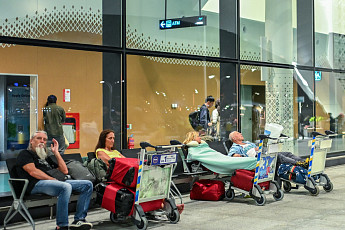 이란 공습에 중동 항공대란…수십만 여행객 발 묶여