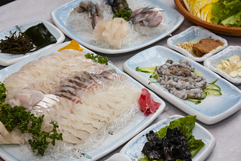 '2TV 생생정보' 가격파괴, 모둠회 정식이 단돈 1만 원대? '도○○○○'