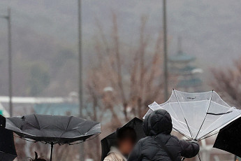 [내일 날씨] 전국 비 또는 눈⋯강원산지 최대 15㎝ 예상