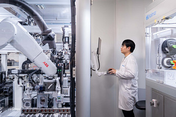 한국콜마, 화장품 보존력 시험에 국내 첫 ‘로봇 자동화’ 시스템 도입