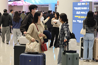 중동 항공편 결항에 공항서 쪽잠…정부, 이번 주말 전세기 급파