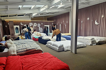 직접 누워서 촉감 느껴보는 ‘침구 맛집’...29CM ‘눕 하우스’ 팝업[가보니]