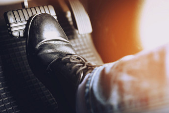 고령자 위협하는 급발진, 페달 실수일까?